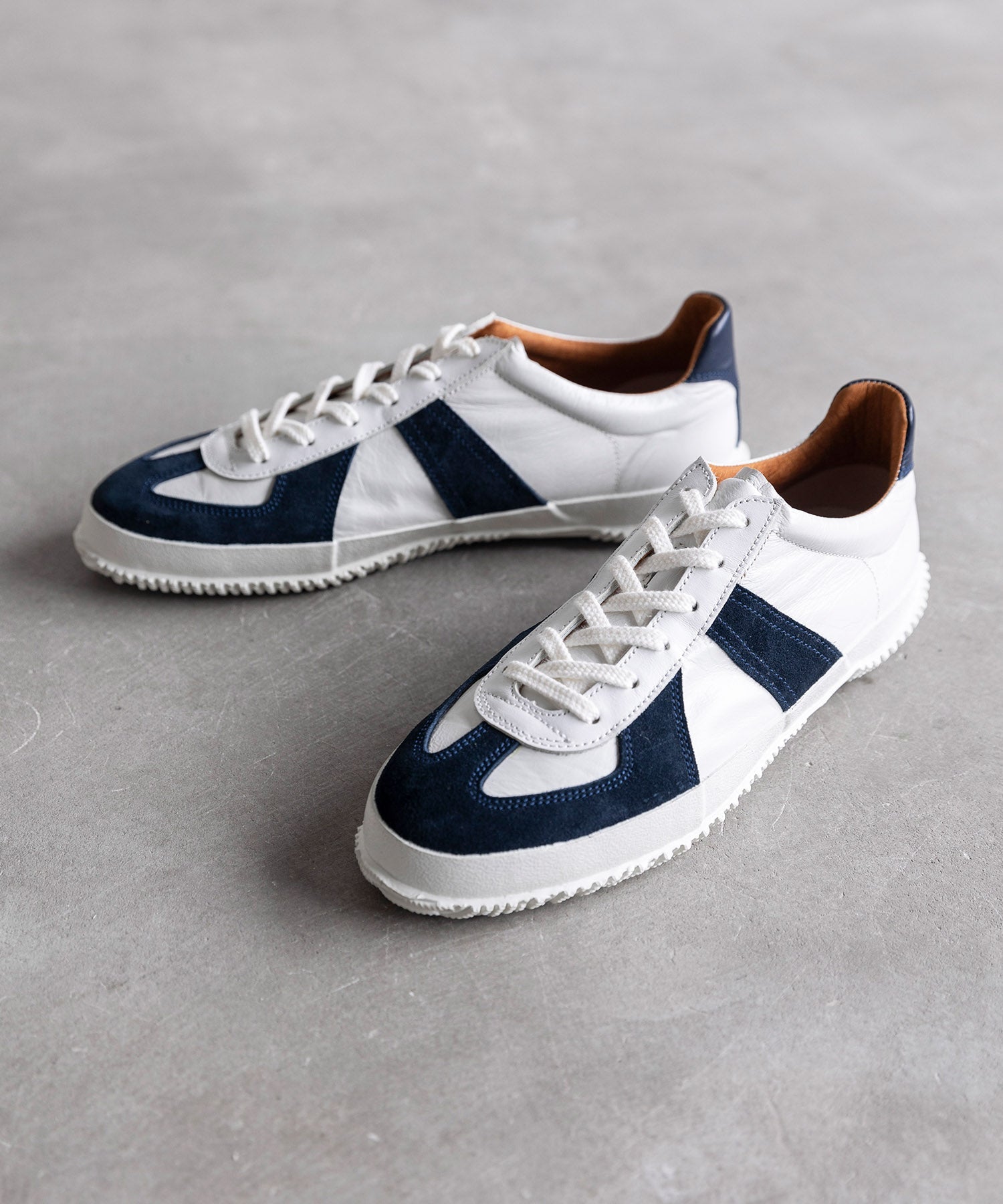 SP-1047 White/Navy - SPINGLE