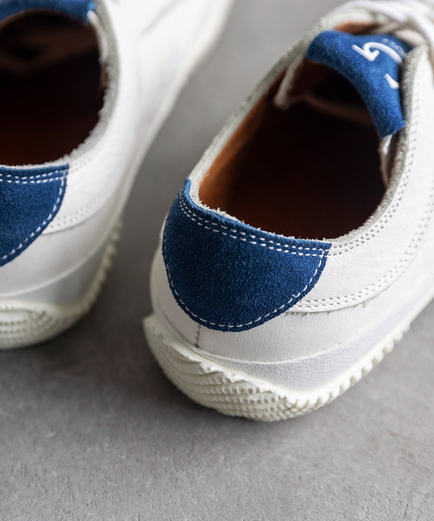 SP-107IL White/Navy - SPINGLE