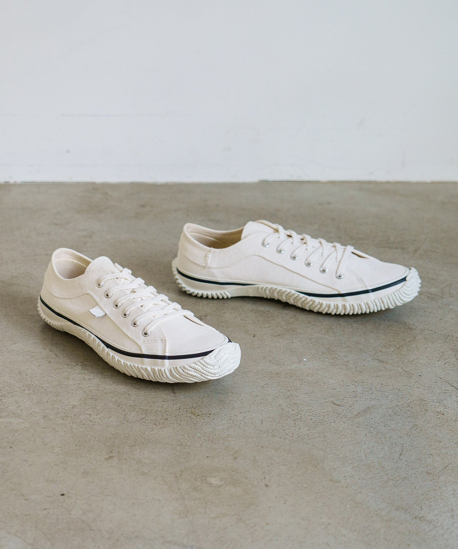 SP-141 White/Black - SPINGLE