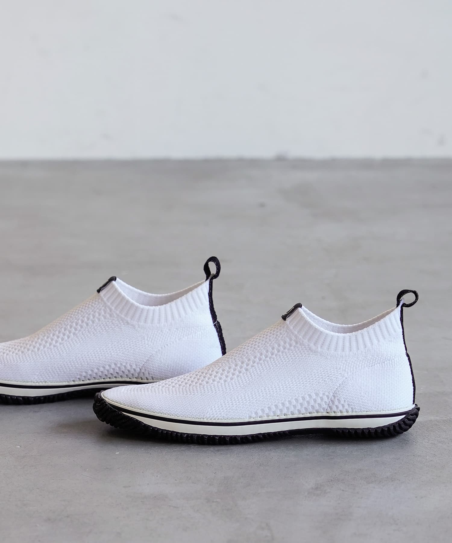 SP-528 White/Black - SPINGLE